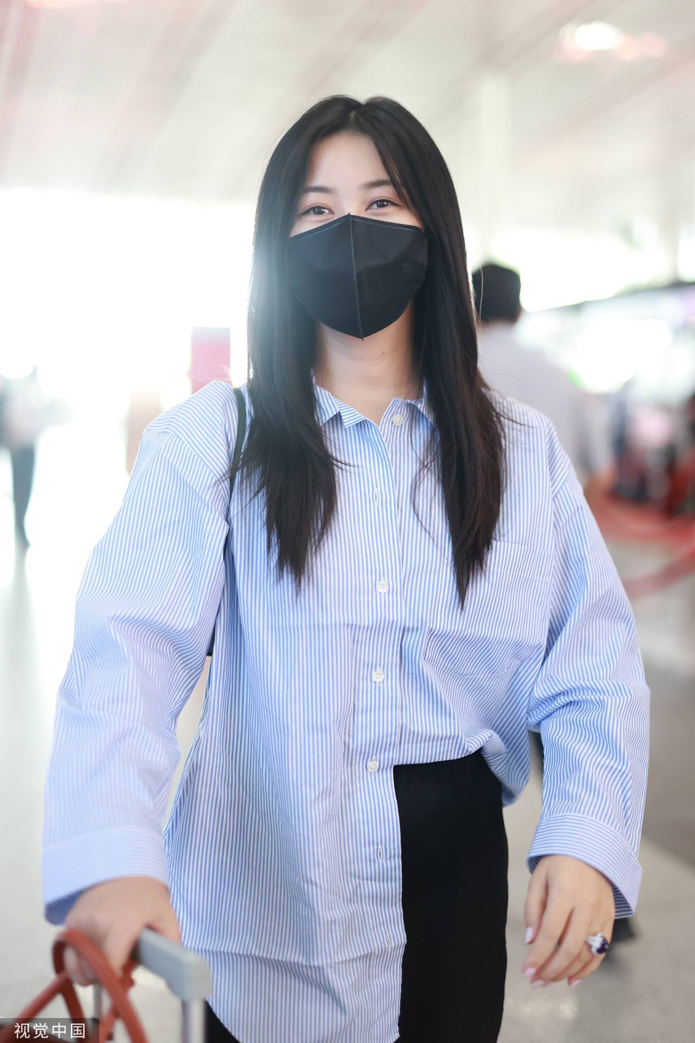 朱珠穿蓝色衬衫优雅走机场 无名指蓝宝石钻戒抢眼