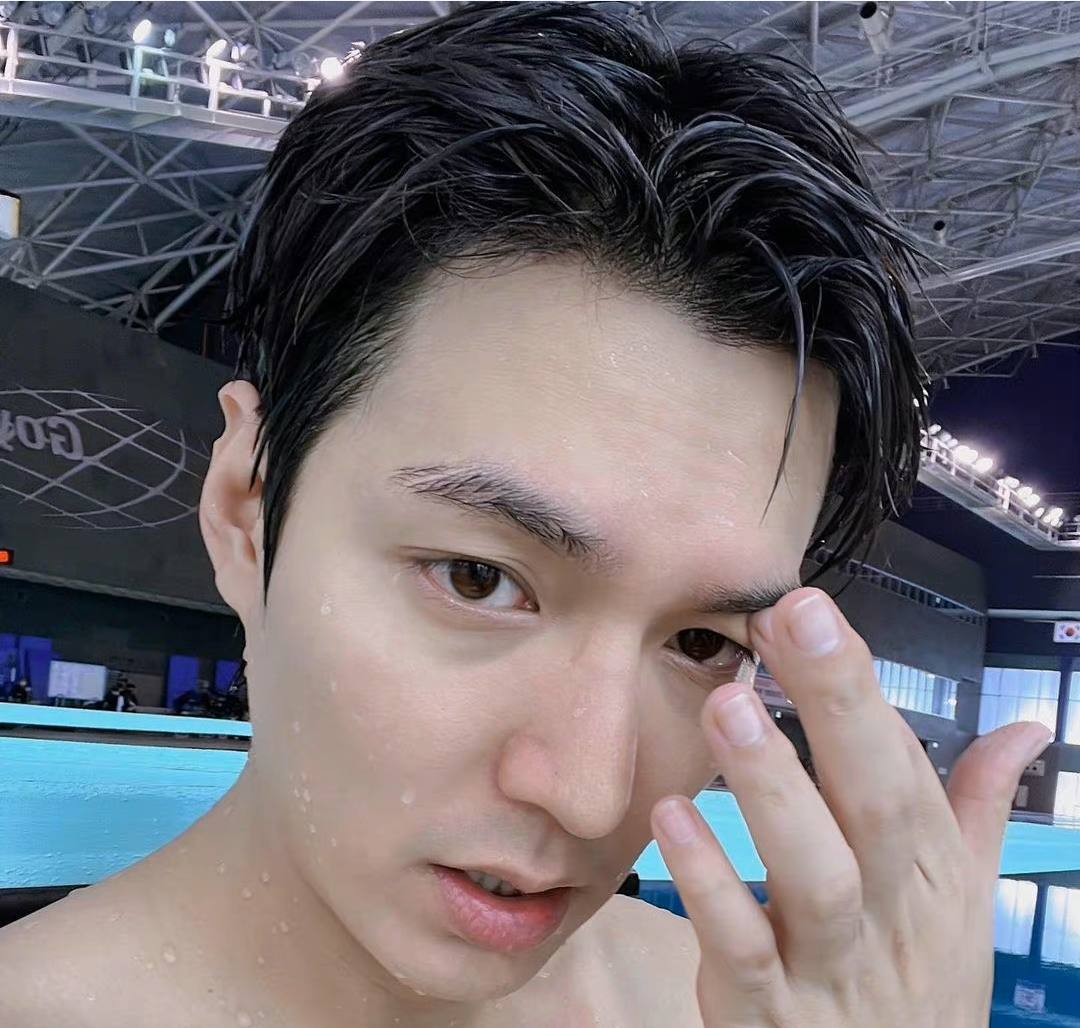 上央视春晚，霸屏韩网热搜，韩国艺人李敏镐，真不简单