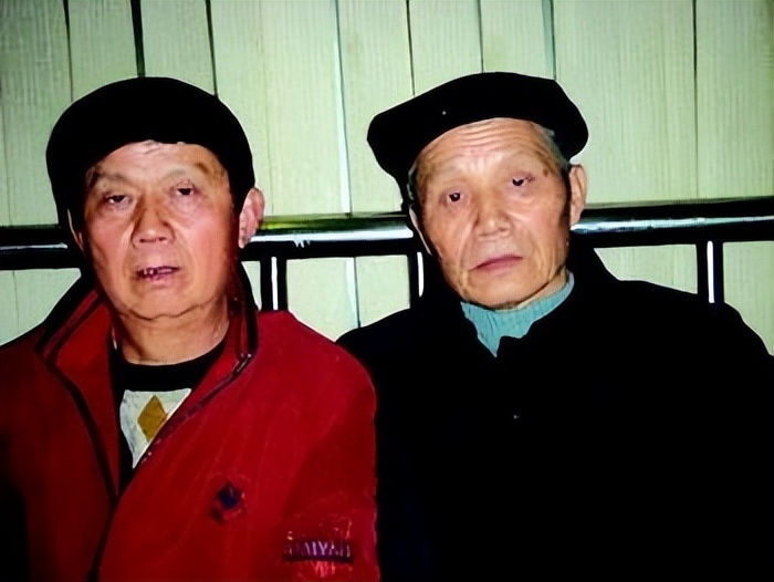 2007年成龙和亲哥安徽相认，对方一贫如洗，他有没有帮帮哥哥们