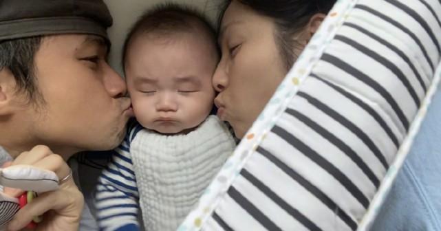 古巨基元旦分享全家福，儿子越来越像爸爸，夫妻俩开心笑出鱼尾纹