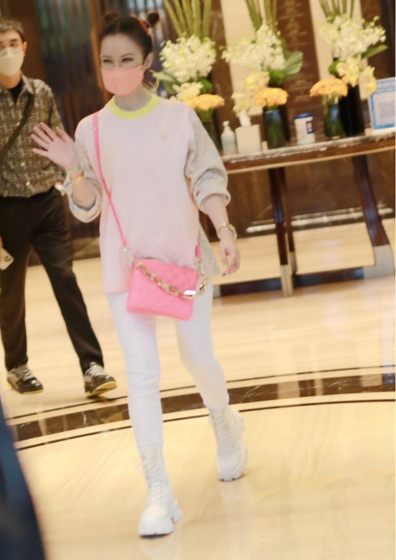 还是能看出来李玟老了，但是穿搭依旧很减龄，感觉比年轻人会打扮