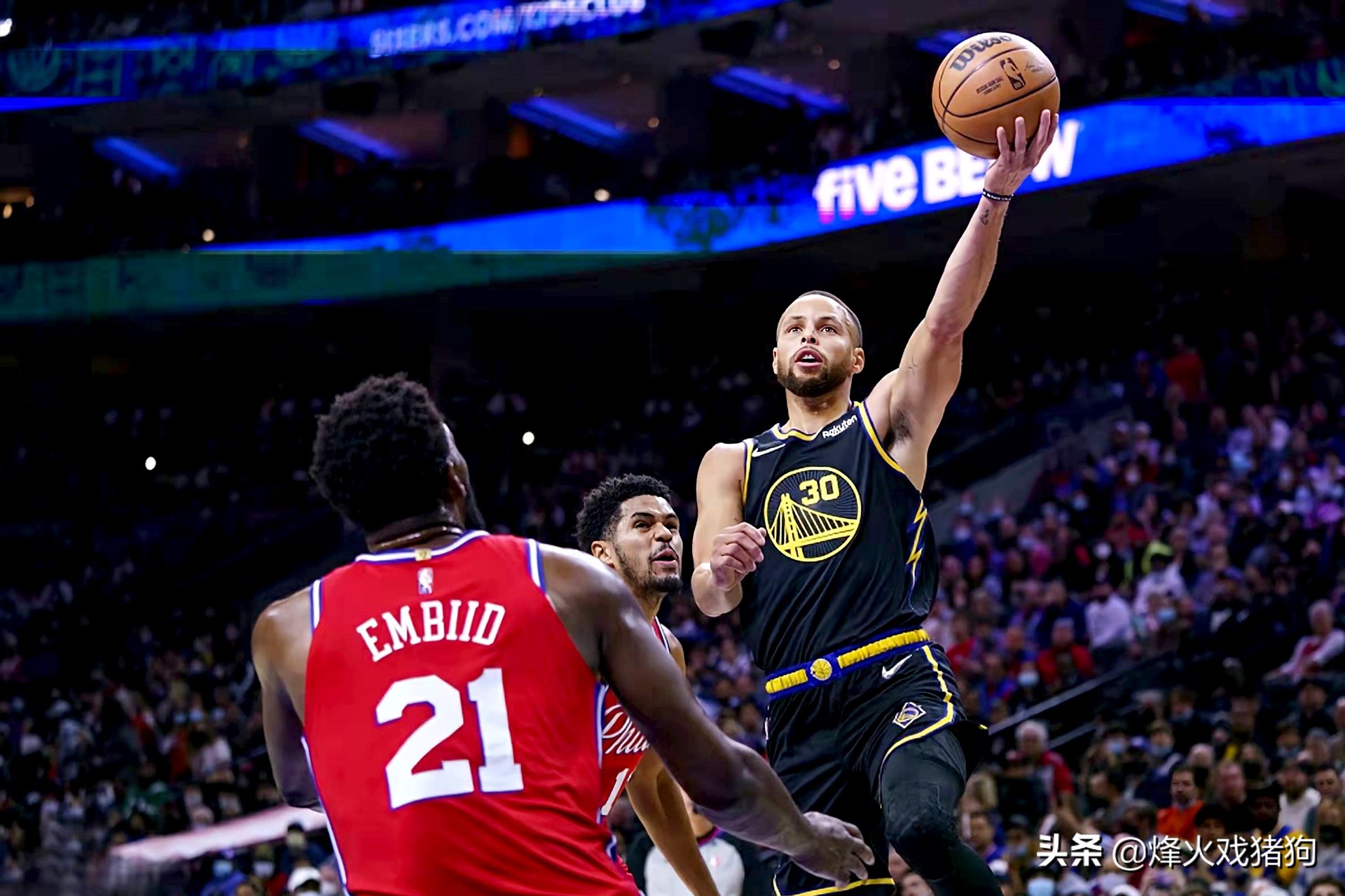 nba为什么没有库里三分投(加冕历史三分王？为何库里三分命中率不升反降，难以打出超级表现)