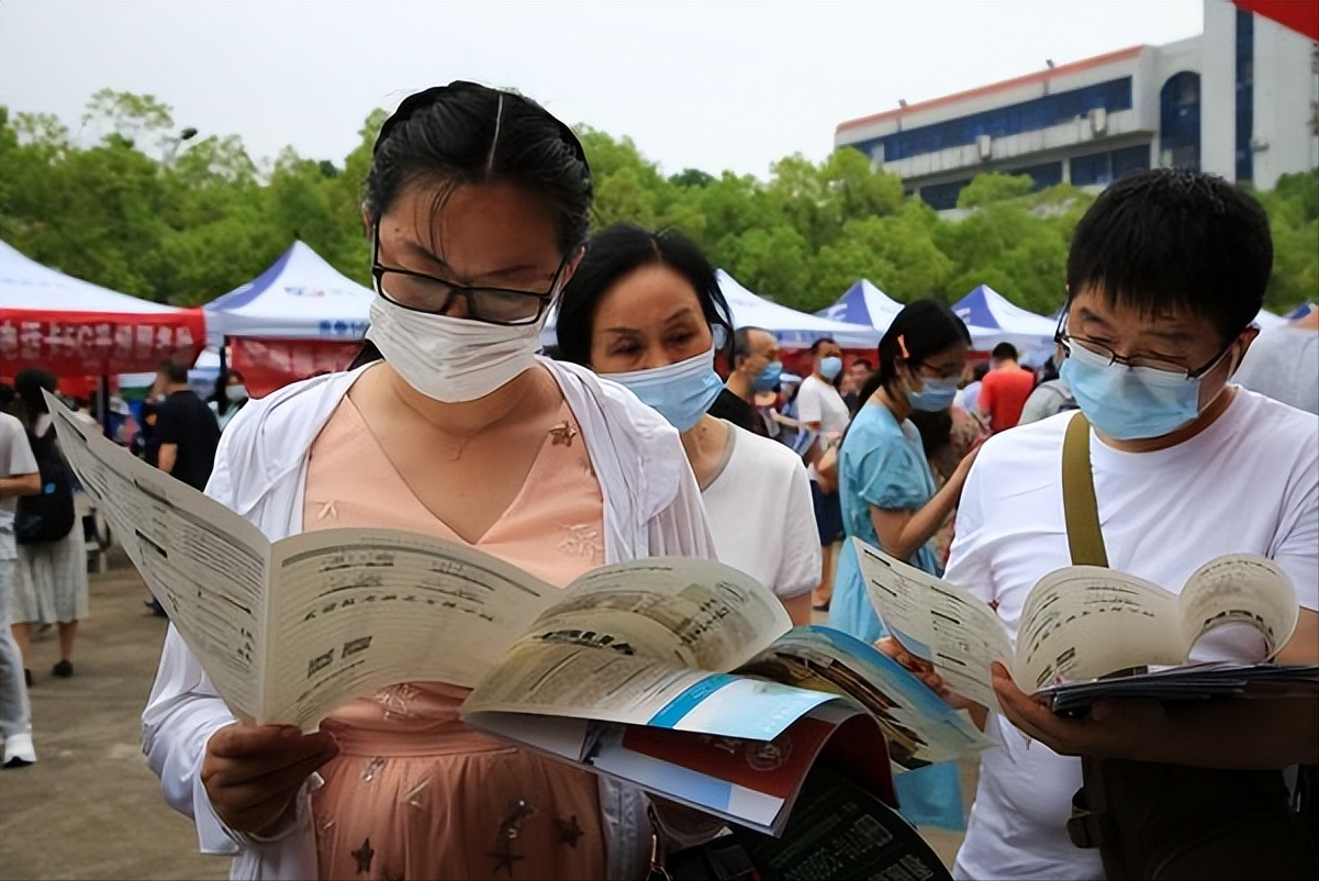 广东8所大学文凭不值钱，被官媒点名曝光。家长在申请时要慎重。