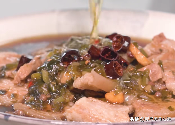 香辣版本的酸汤五花肉，酸辣爽口，肉嫩味美，吃了一次还想吃