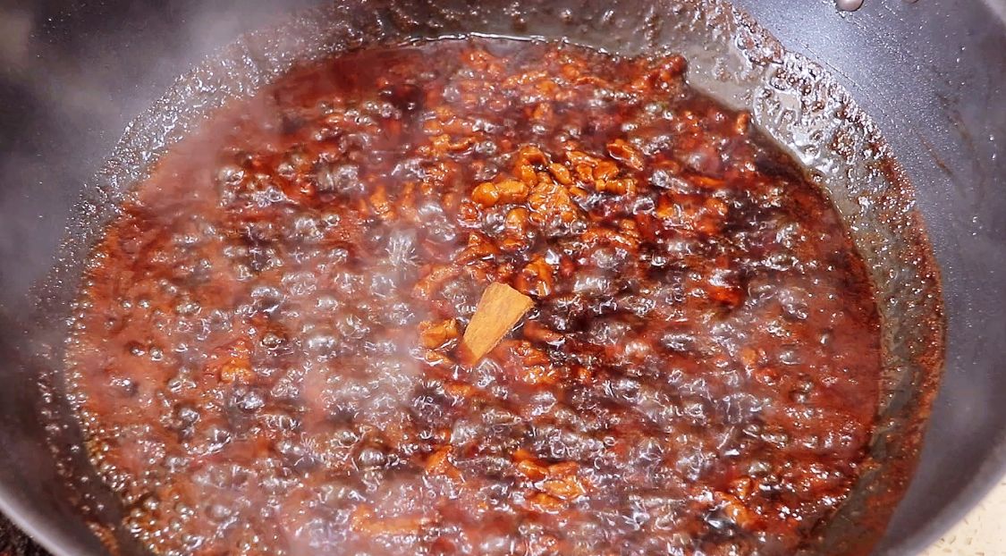 一道过年必备万能酱，一次做10斤，保存一个月不坏，拌饭拌面好吃