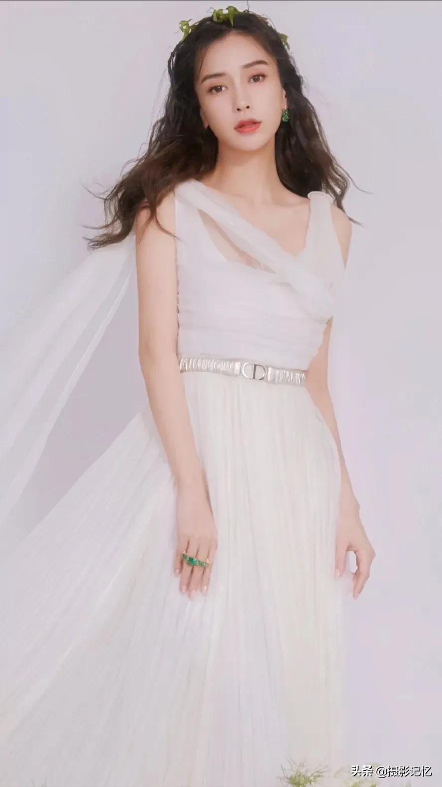 杨颖：其姊字惠芳，面目粲如画