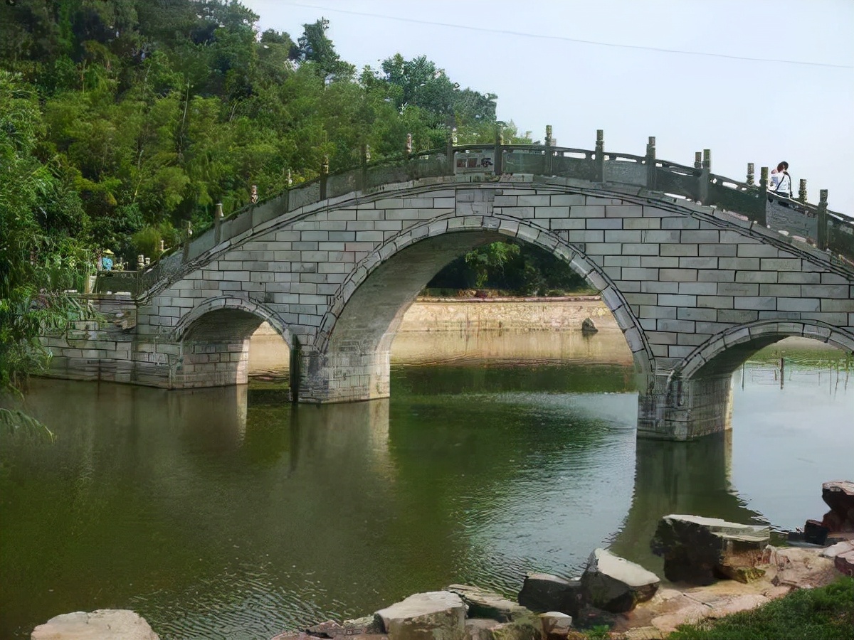 两个给别人改诗的例子，都是名人，谁在画龙点睛，谁在狗尾续貂？