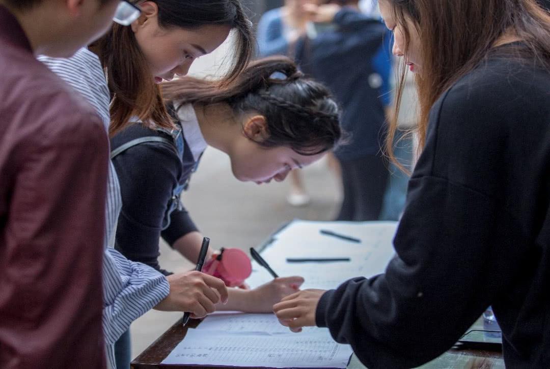 没钱、没背景、没人脉：农村出身的“三无”大学生如何翻身？