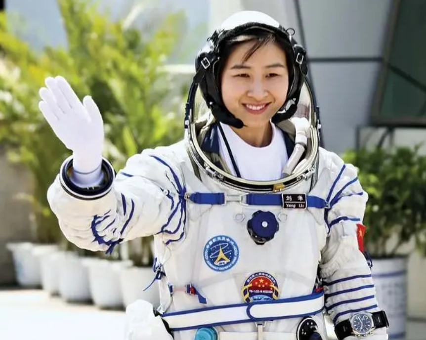 神十四航天乘组确定，刘洋化身“摘星妈妈”，指令长妻子美照曝出