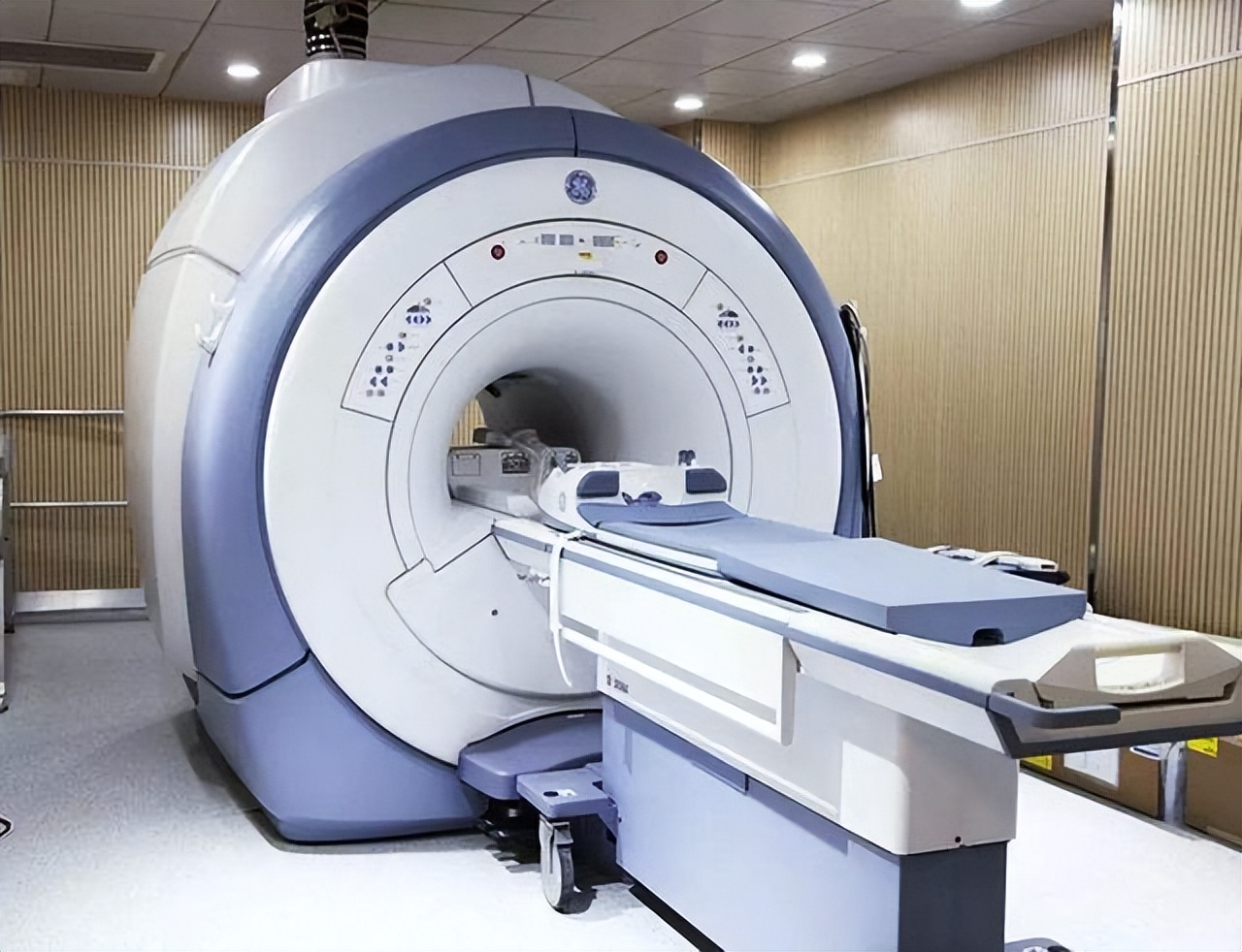 磁共振成像术(mri)也称为核磁共振,其基本原理是在强大磁场的作用下