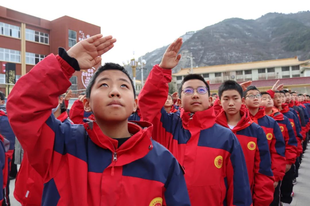 黄龙县中学初中部“好习惯 好人生”主题升旗仪式