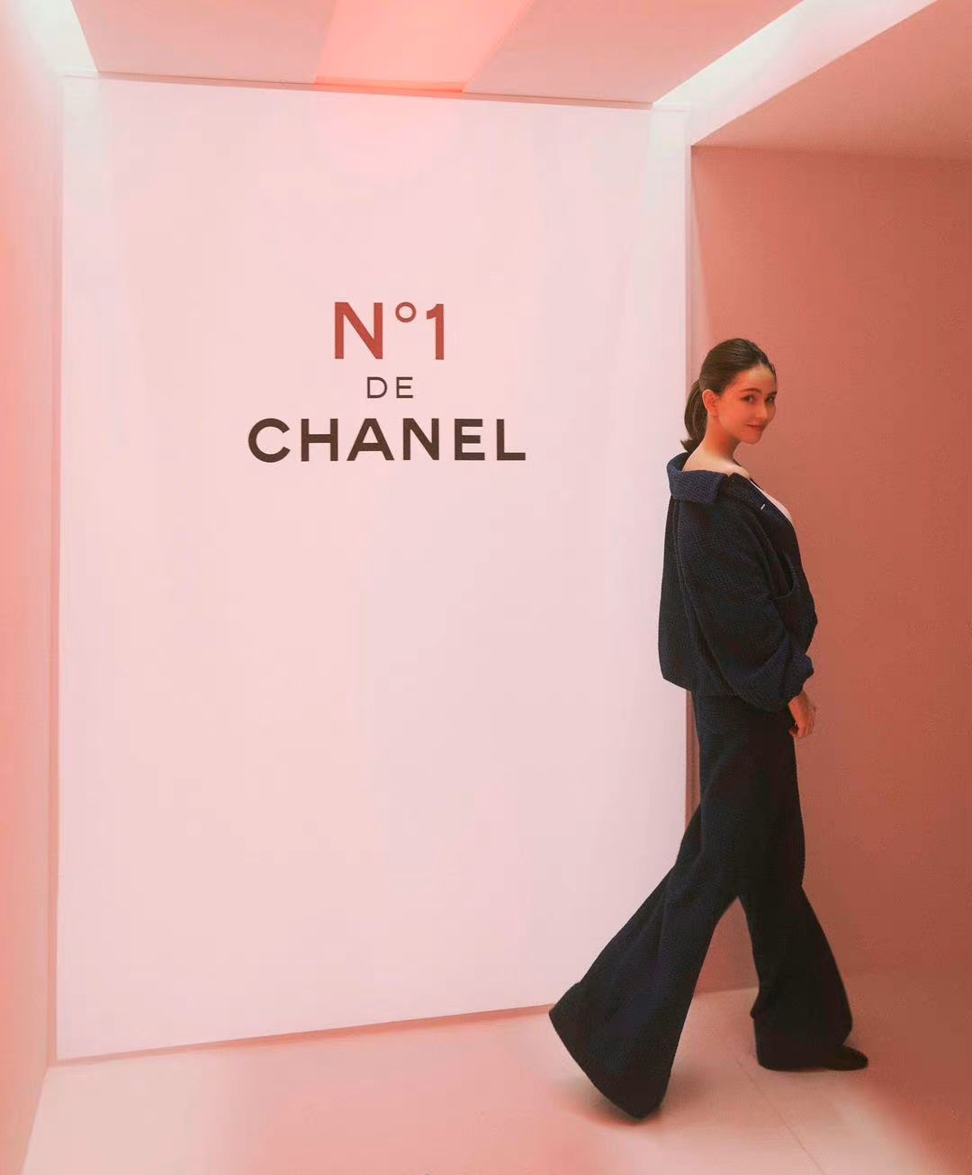 昆凌怀三胎后首次公开露面，全身照曝光身材变富态，5月孕肚抢镜