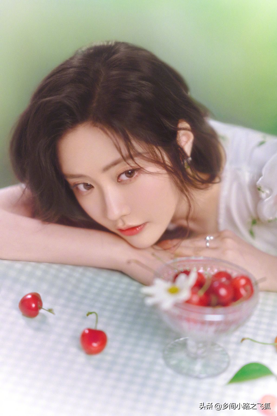 王艺瑾 新歌《喜欢你》MV甜度超标，唯美梦幻芍药花海衬托歌曲浪漫​​​