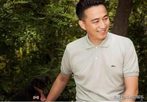 盘点那些接地气的明星，郭德纲蹲路边吃炒面，黄渤地铁卖唱赚钱