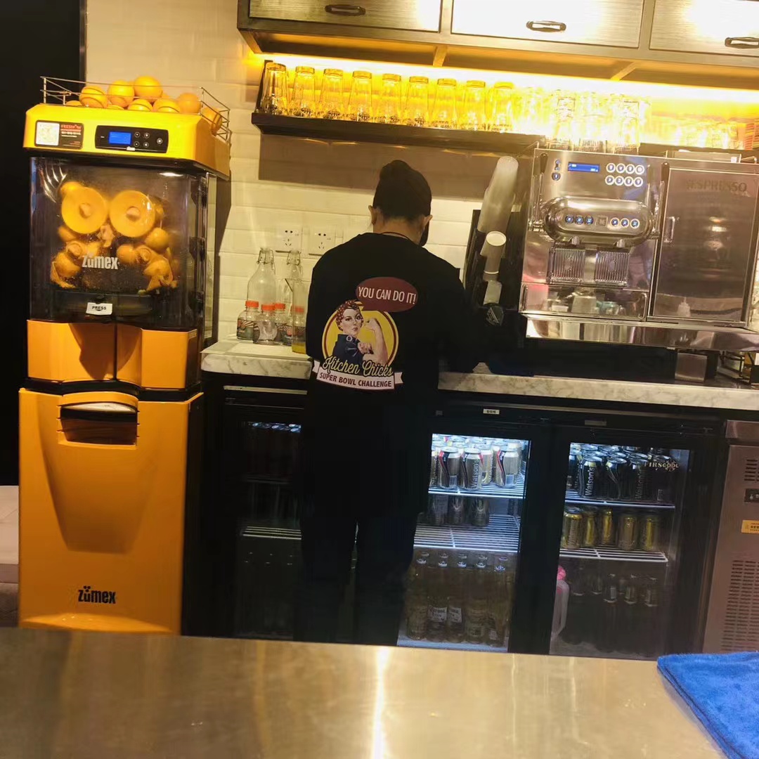 一位盲童指导老师的十六年：捡过刚满月的弃婴，培训盲人工作，也见证外国家庭收养故事