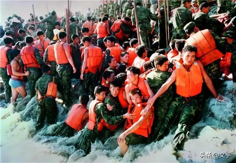 九八年抗洪婚礼前他牺牲妻子捐出12万彩礼命运发生巨大变化