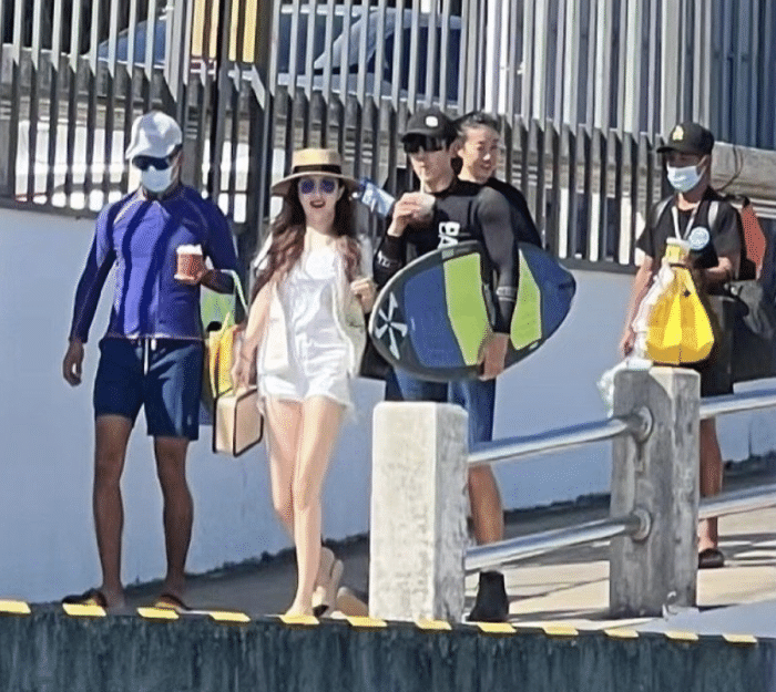 杜江携妻聚餐到凌晨，为霍思燕开车门像保镖，婚后9年依然绅士