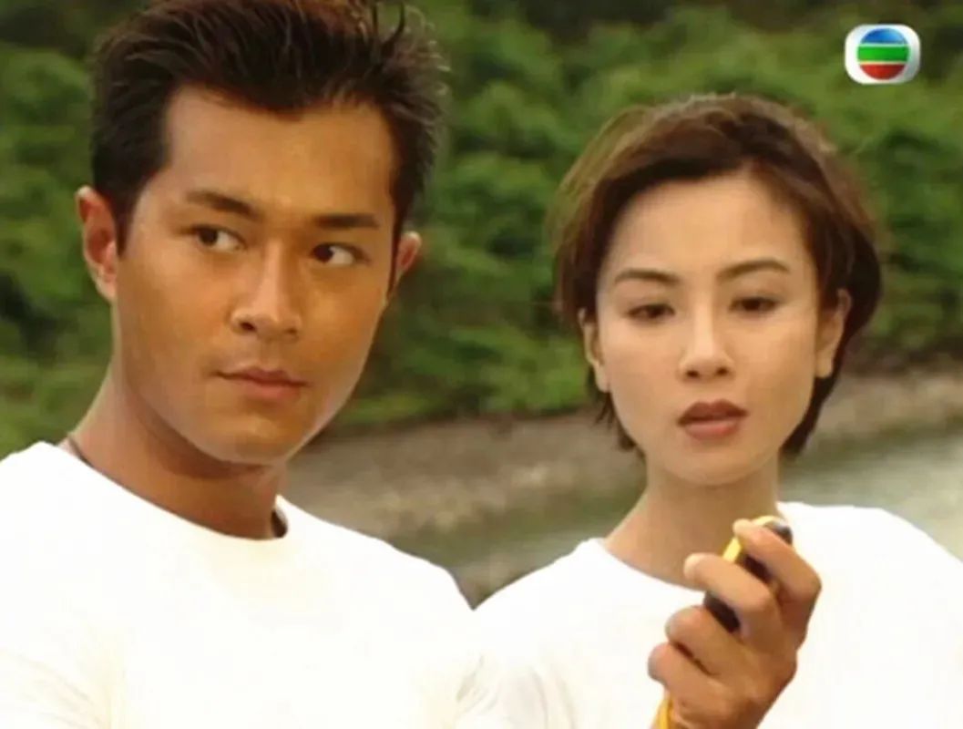 作为当红的女星,袁洁莹身边自然不缺追求的人,但和一路顺坦的事业相比