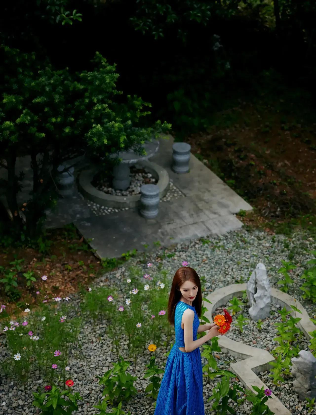 浓郁的蓝色被金晨穿出了高级和神秘