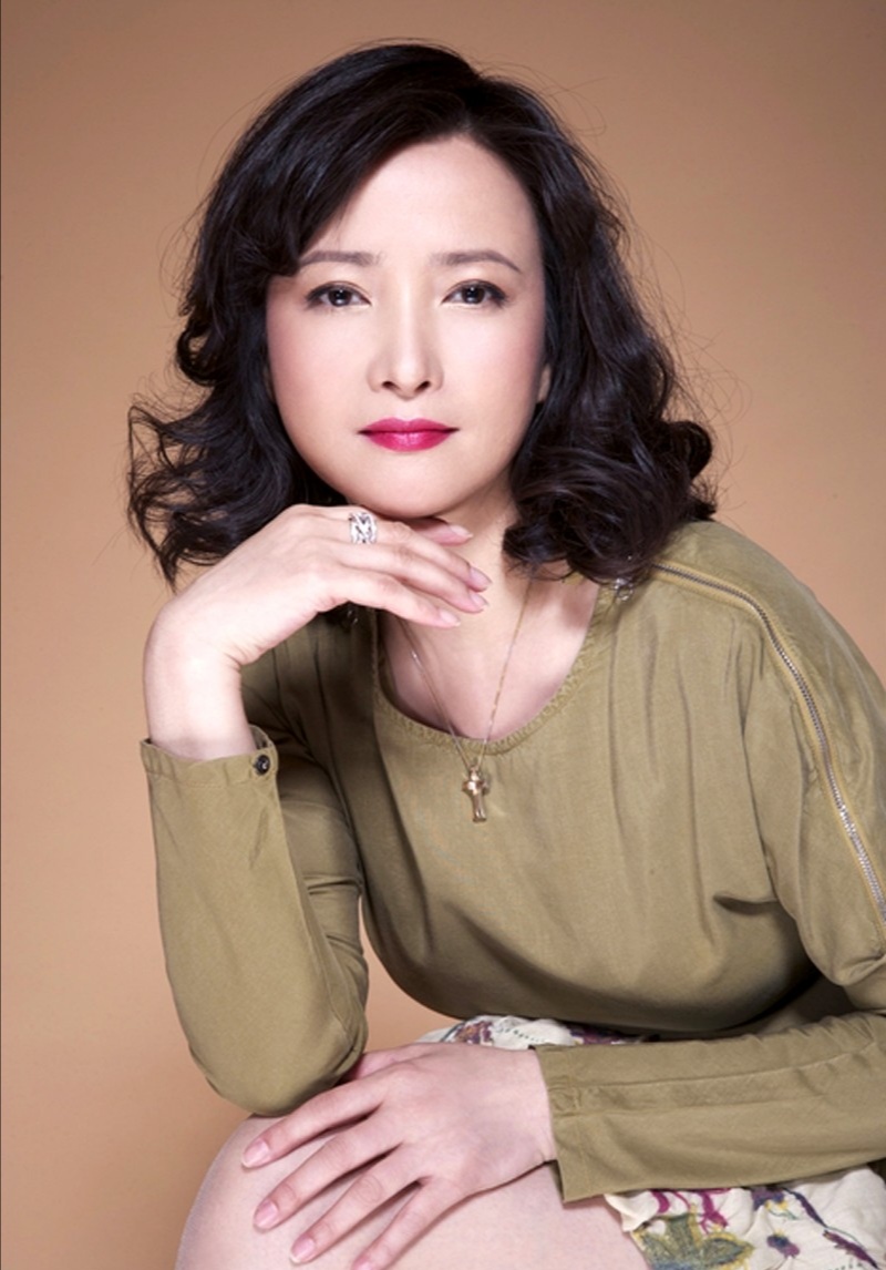 美人如花隔云端,古典穿搭的时尚指南,惊艳了90年代——何晴