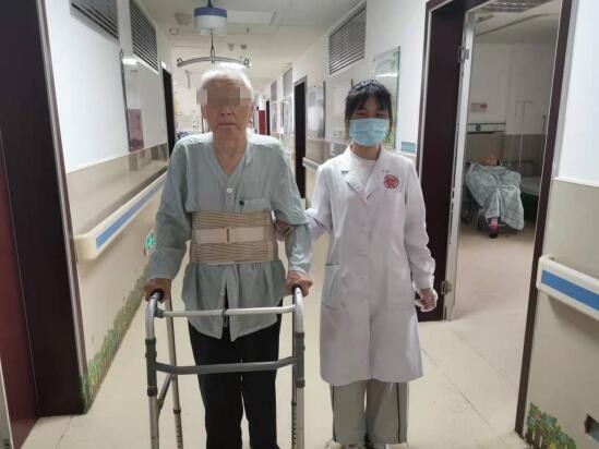 精准康复！94岁老人脊柱手术后又能自如行走了