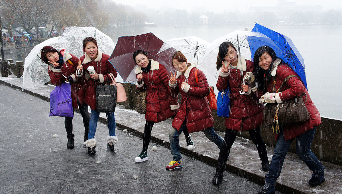 曲风华诗选7首：大雪咏 雄鹰赞 大秦岭 长白山三首 黑龙潭瀑 布