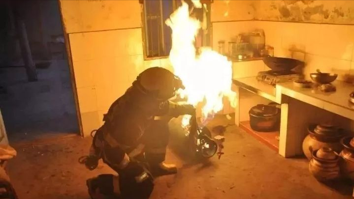 青岛一酒店疑似突发闪爆事故，什么是闪爆？又和燃气有关？