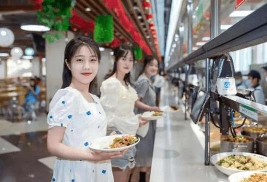 高校食堂标语走红，绞尽脑汁出奇招，为了吸引学生阿姨们也是拼了