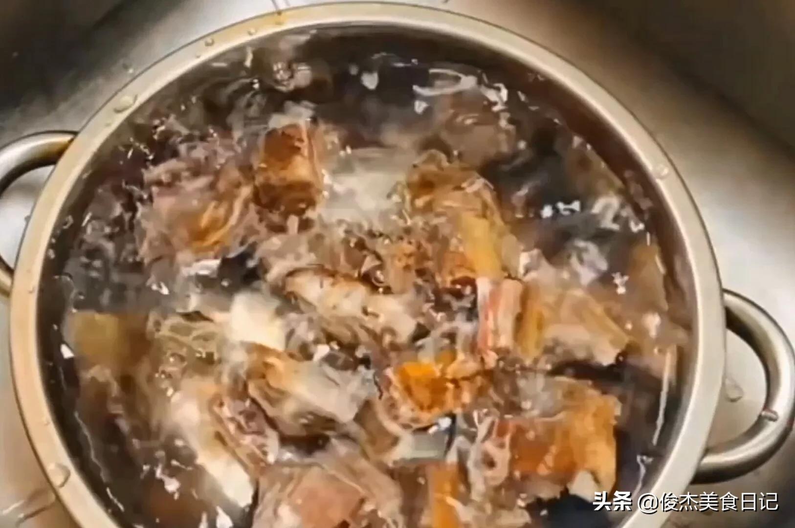 炖腊排骨的家常做法（腊排骨炖莴笋的正确做法）