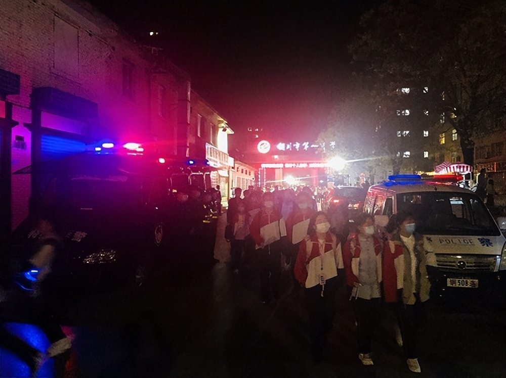 铜川公安印台分局巡特警大队有力强化“护学岗”全力守护校园周边环境安全稳定