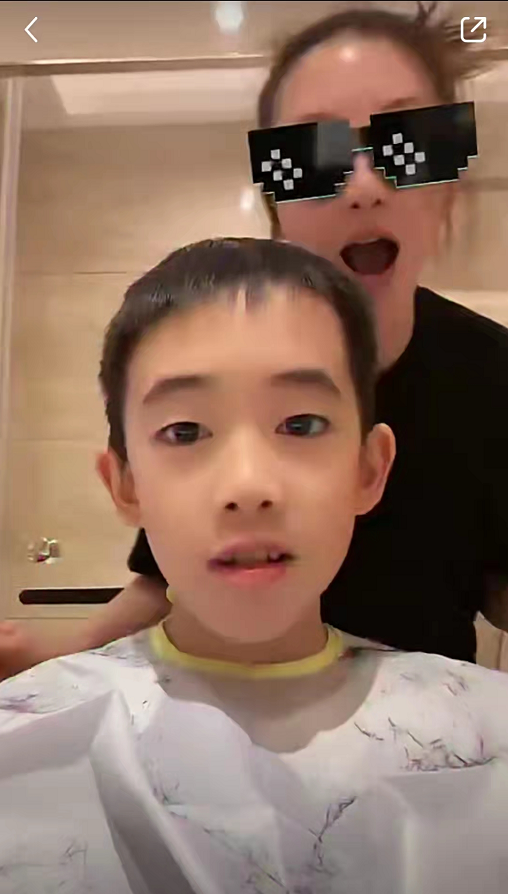 应采儿晒宅家日常，亲自为儿子理发好有爱，Jasper越长越像妈妈