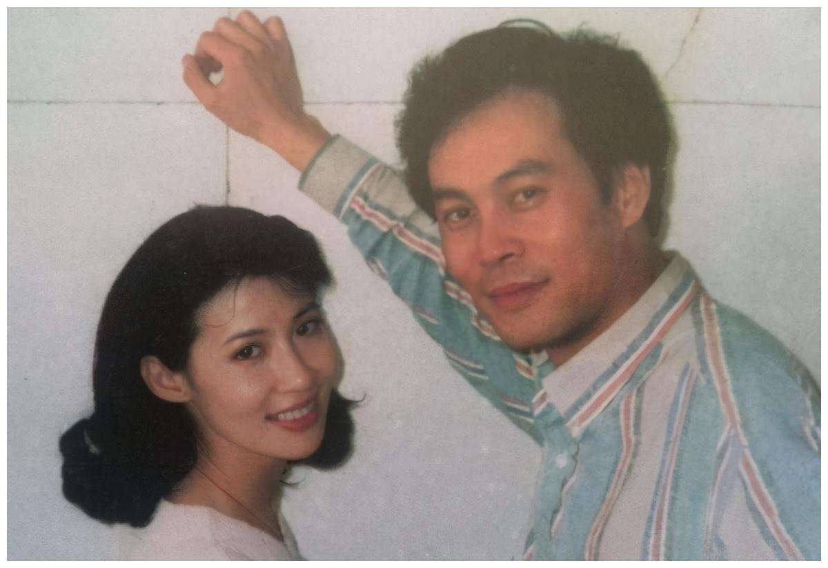 6位娱圈明星夫妻，从校服到婚纱，个个娶初恋，在一起最长40年