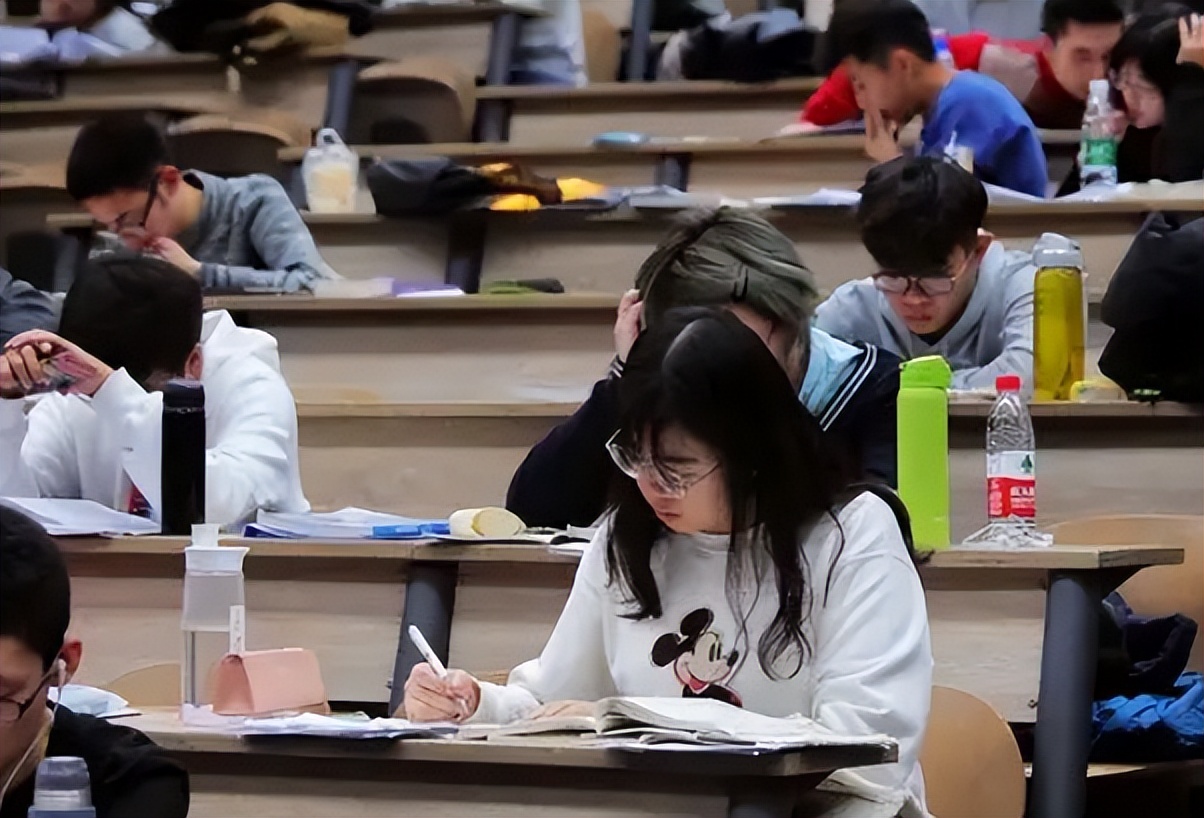 在校大学生迎来新消息，大学就是玩的日子到头了，大学生感到担忧