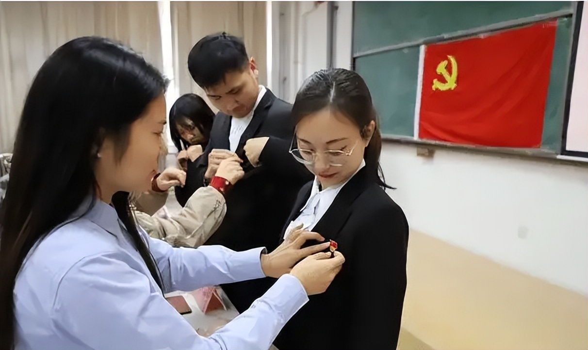 大学生想要申请入党，“决定权”在谁手里？并非是辅导员老师