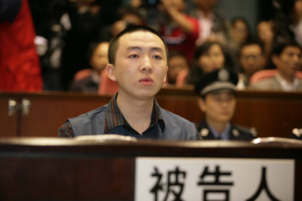 2006年，小伙因ATM机故障多取17万，被判无期后不服，重审改判5年