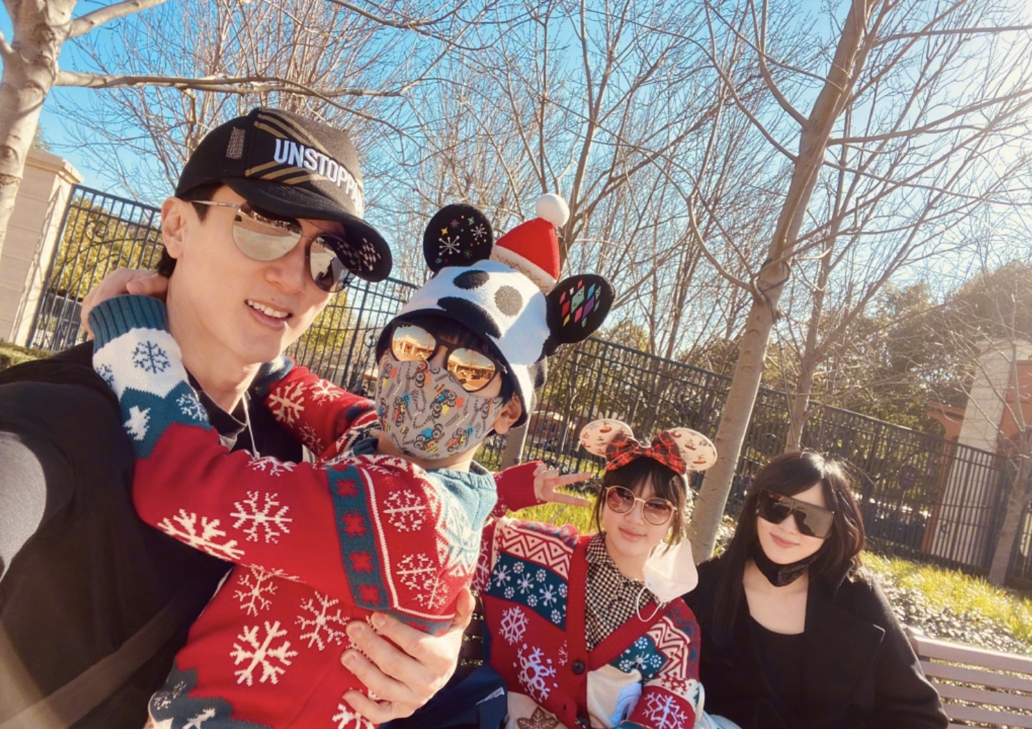 吴尊圣诞节打卡迪士尼，和妻子浪漫亲吻，NeiNei身高快赶上妈妈