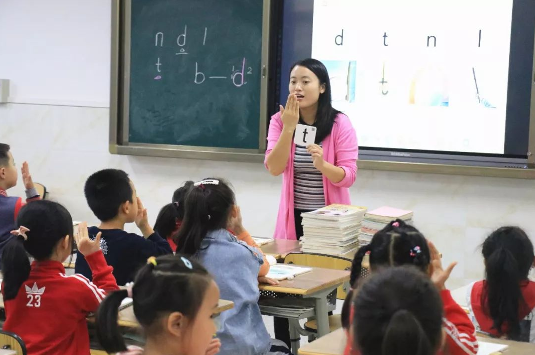 中小学教师的“新年礼物”，工资标准上调了，还会补发三个月