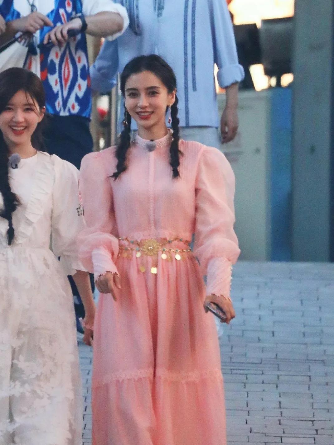 综艺《奔跑吧》直播截图中的baby小姐姐和新疆路透哦