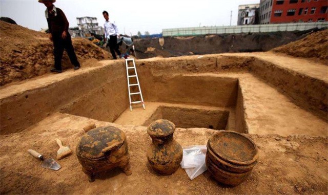 65年，南京千年古墓发现“长生不老药”，考古人员：实为自杀毒物