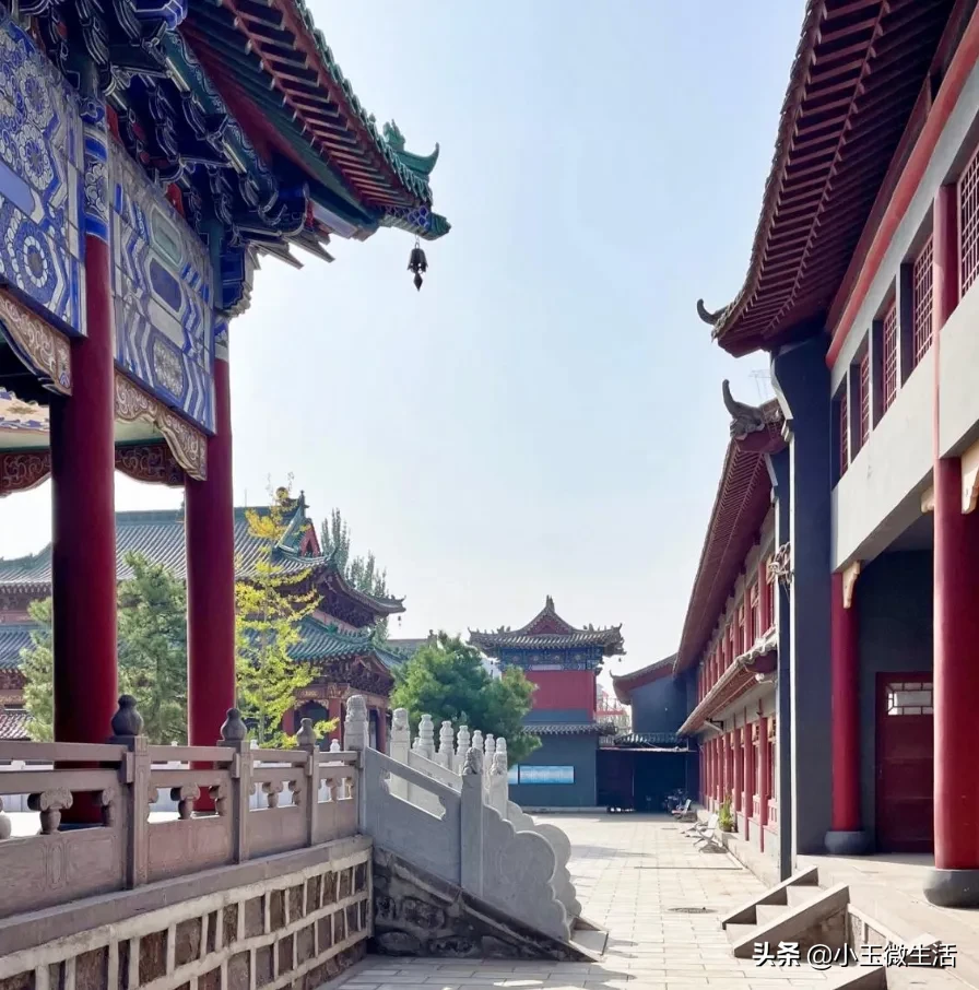 宣化这个地方，藏有一处古色古香、气势磅礴的道场，形似庙宇却非寺庙，你们了解吗？