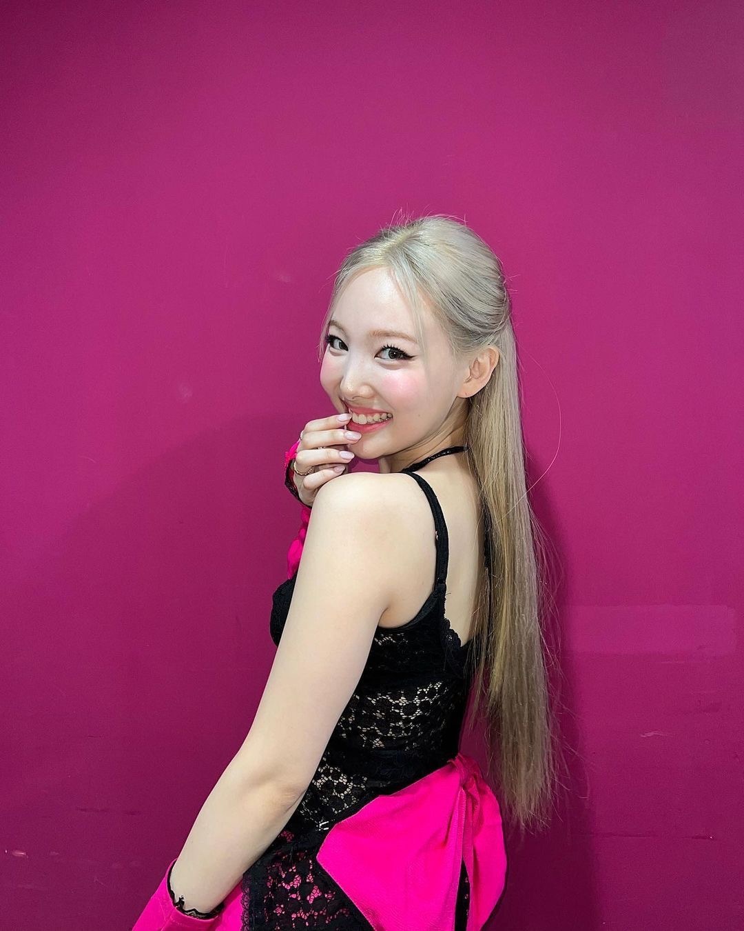 twice娜琏"性感大反转",金发文胸上衣,秀出白皙肌肤苗条身材