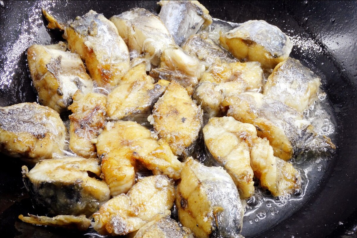 黄金鲅鱼怎么做好吃(厨师长教你黄金鲅鱼的正确做法)-君心之家