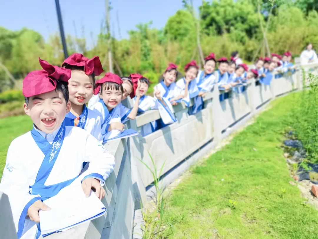 成都市双流区金桥小学师生代表参加槐轩故里文化苑揭牌仪式