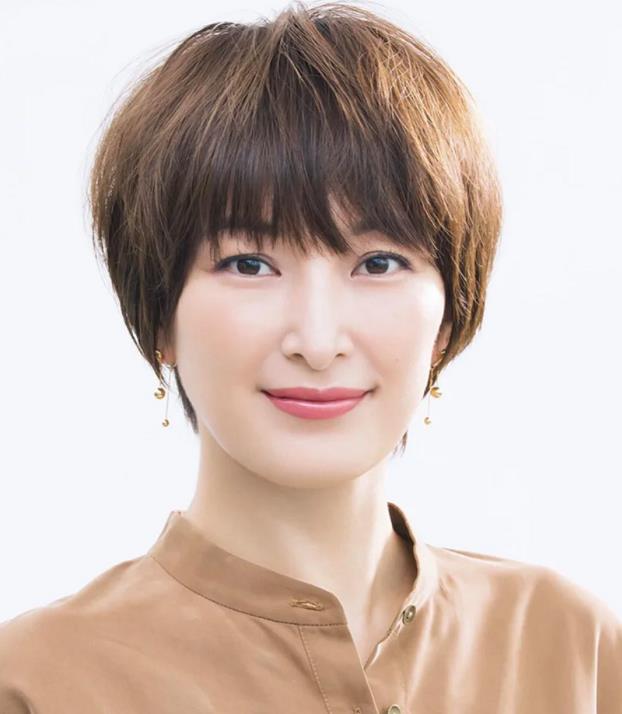50岁的女人，建议把头发剪短一点，这几款减龄短发，很显年轻