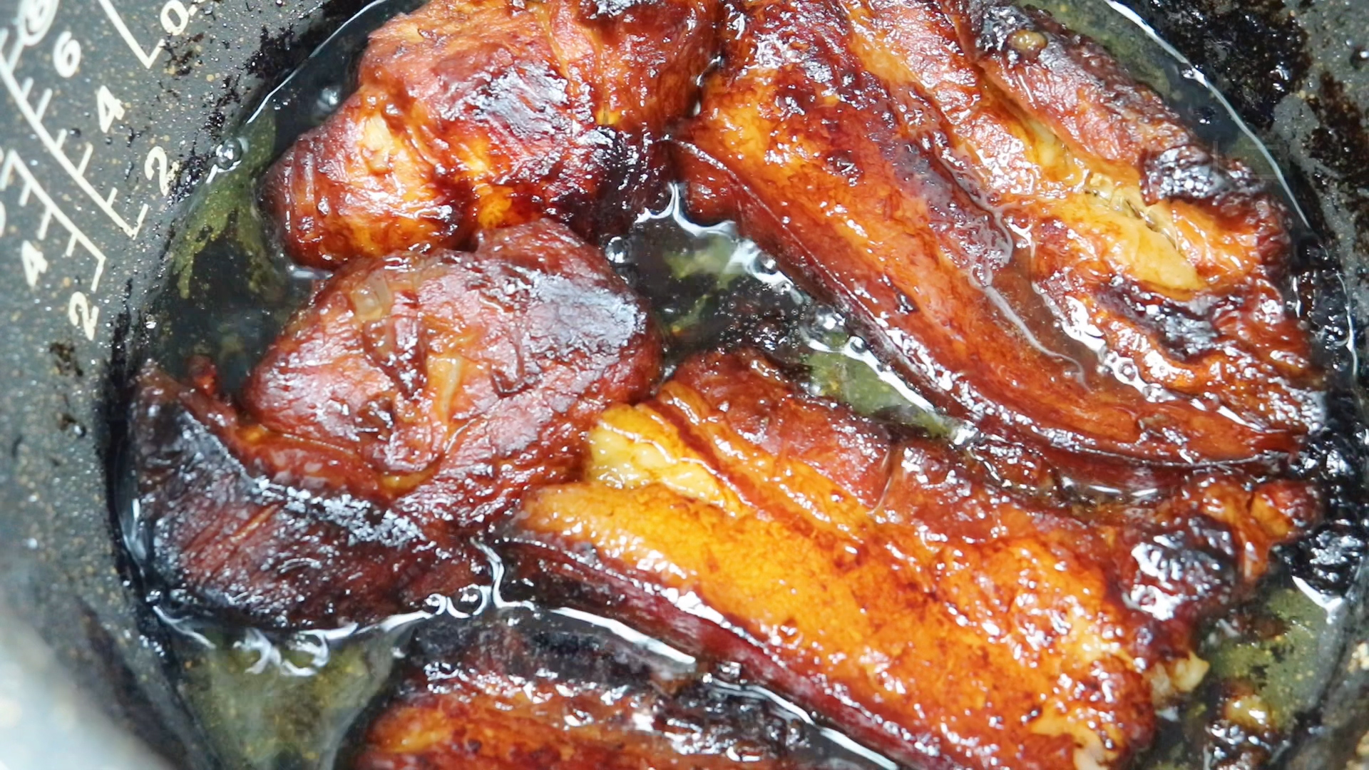 “蜜汁叉烧肉”的正宗做法，不烤箱不油炸，一撕马上爆出蜜汁