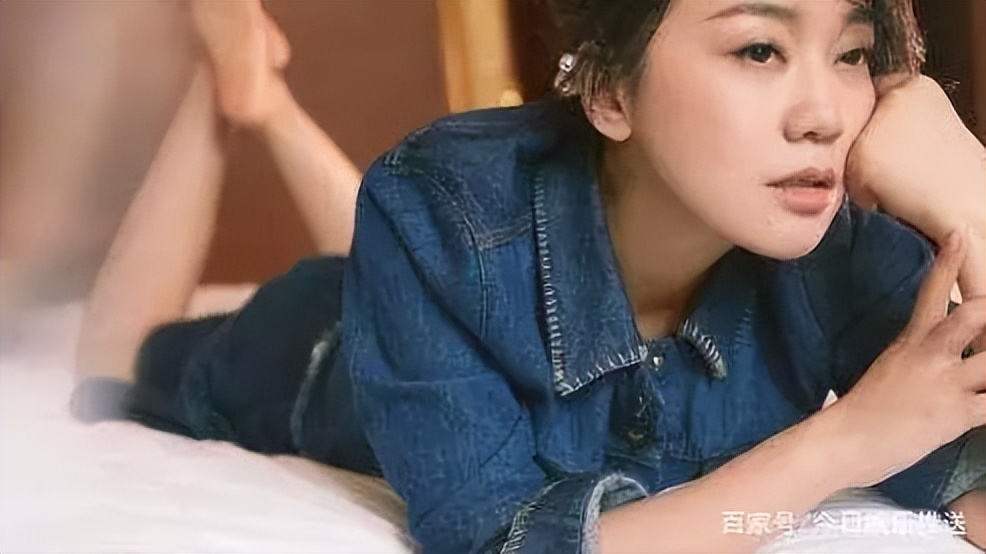 风情女神闫妮：颜值达巅峰，糊涂并快乐着的女人