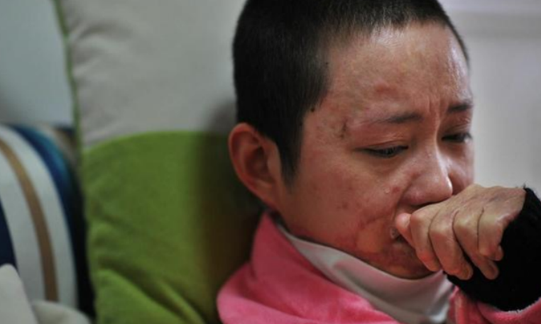 10年前，为了爱情不择手段的官二代，当街泼汽油报复16岁少女周岩