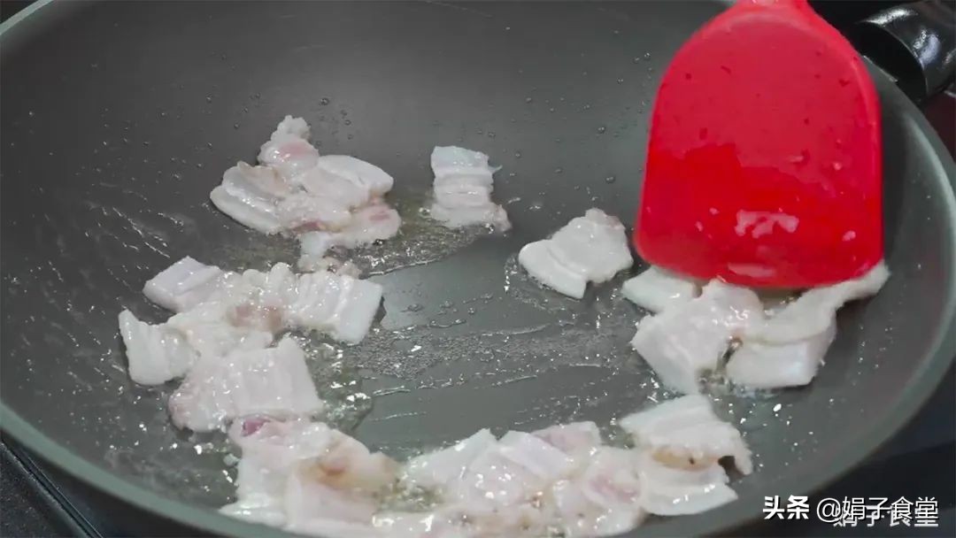 面条别水煮，放锅里简单一蒸，筋道、爽滑、入味，一次3碗吃不够