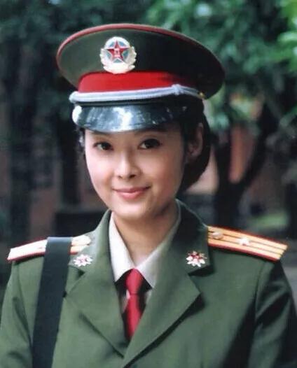 24明星军装女神美照，气质唯美，自信从容，美丽大方