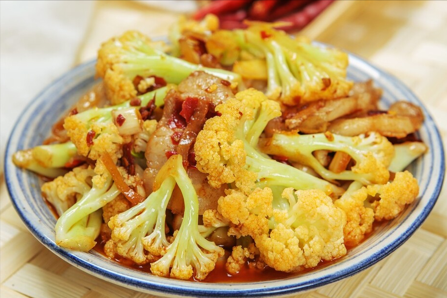炒花菜时，焯水过油都不对，大厨教你一招，又香又脆，好吃又入味